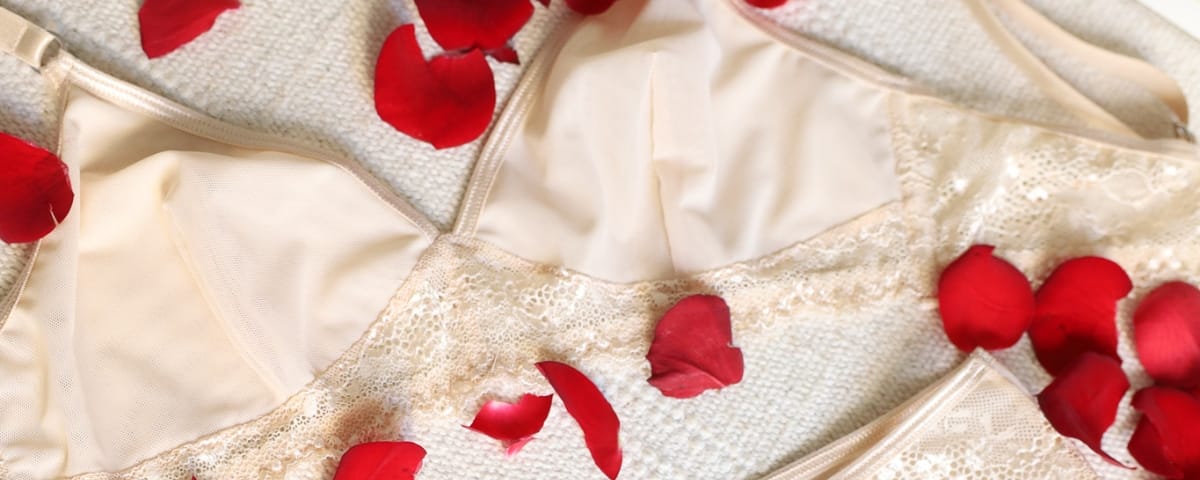 koronkowe body w klasycznych odcieniach bieli i czerni w sklepach internetowych